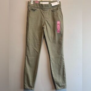 Signature Levi & Strauss Totally Slimming Olive Green Pull on Skinny Jeans